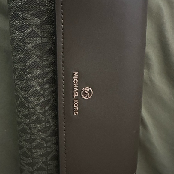 Michael Kors wristlet - Picture 1 of 4